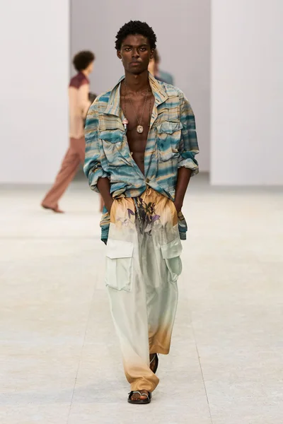 Look 16